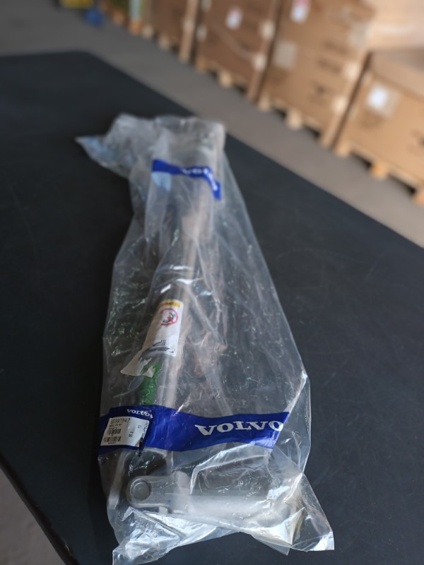 VOLVO STEERING SHAFT - 82397847 - Boîte de vitesse et pièces pour Camion: photos 1 VOLVO STEERING SHAFT - 82397847 - Boîte de vitesse et pièces pour Camion: photos 1