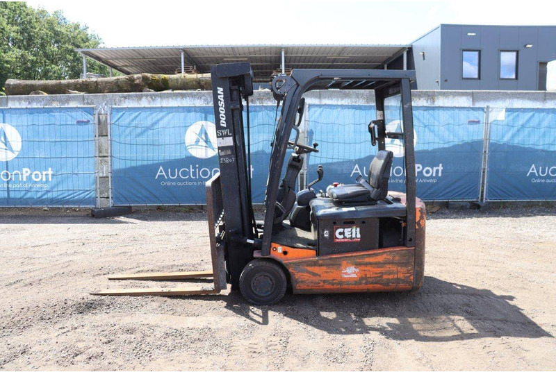 Doosan B15T-5 - Chariot élévateur électrique: photos 2 Doosan B15T-5 - Chariot élévateur électrique: photos 2