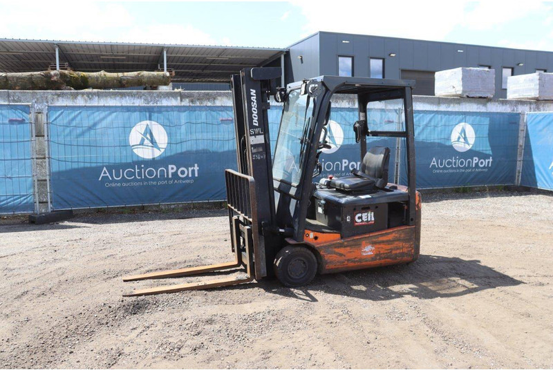 Doosan B15T-5 - Chariot élévateur électrique: photos 1 Doosan B15T-5 - Chariot élévateur électrique: photos 1