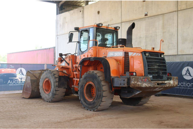Doosan DL300 - Chargeuse sur pneus: photos 3 Doosan DL300 - Chargeuse sur pneus: photos 3