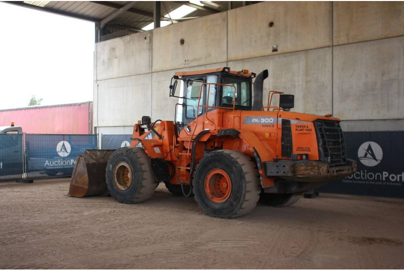 Doosan DL300 Series III - Chargeuse sur pneus: photos 3 Doosan DL300 Series III - Chargeuse sur pneus: photos 3