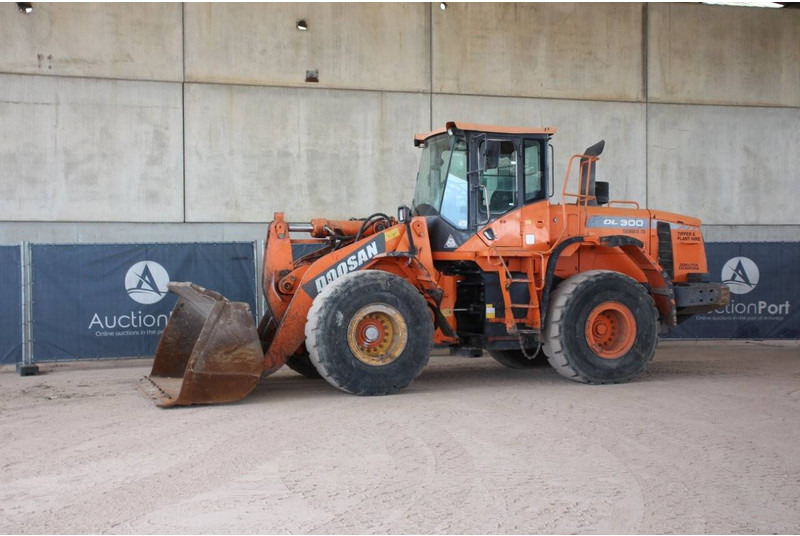 Doosan DL300 Series III - Chargeuse sur pneus: photos 1 Doosan DL300 Series III - Chargeuse sur pneus: photos 1