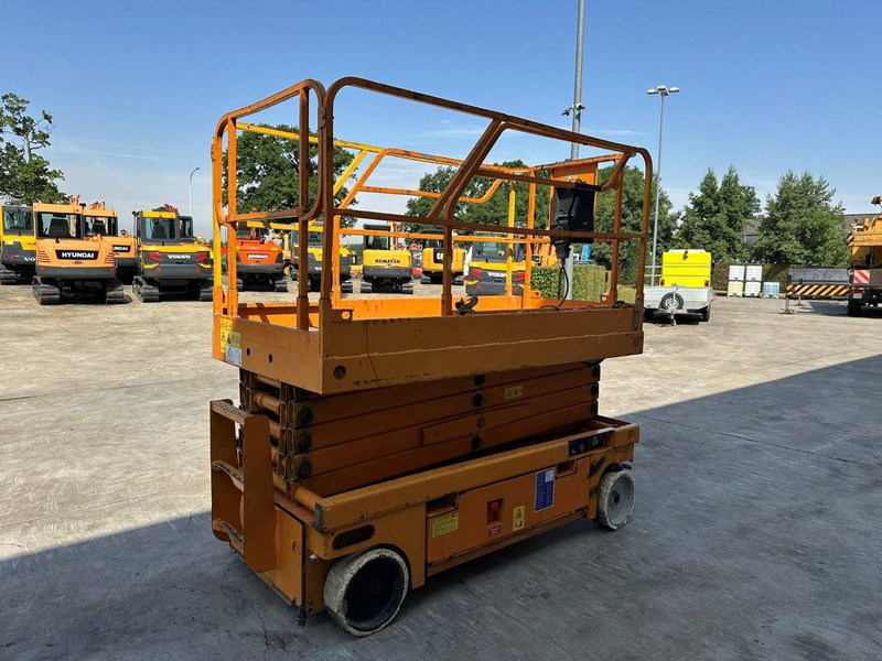 Haulotte Compact 12 - Nacelle ciseaux: photos 4 Haulotte Compact 12 - Nacelle ciseaux: photos 4