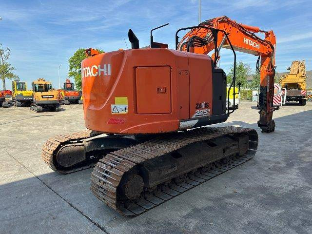 Hitachi ZX225USLC-6 - Pelle sur chenille: photos 4 Hitachi ZX225USLC-6 - Pelle sur chenille: photos 4