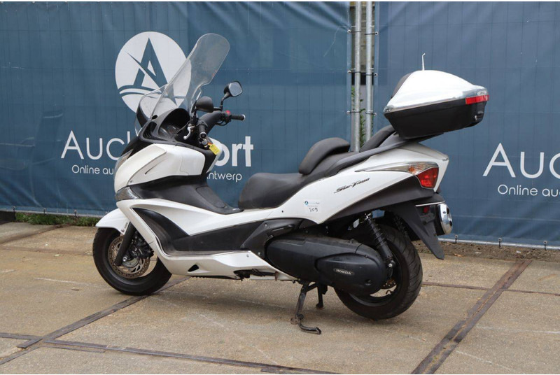 Honda Silver Wing T400 - Motocyclette: photos 3 Honda Silver Wing T400 - Motocyclette: photos 3