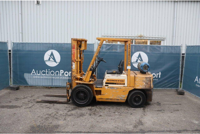 Komatsu FG30-8 - Chariot élévateur à gaz: photos 2 Komatsu FG30-8 - Chariot élévateur à gaz: photos 2