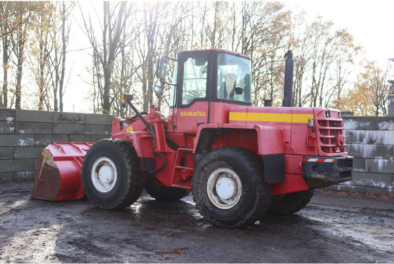 Komatsu WA 270-3 - Chargeuse sur pneus: photos 3 Komatsu WA 270-3 - Chargeuse sur pneus: photos 3