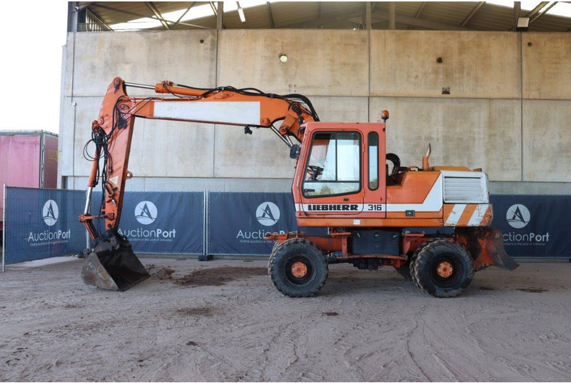 Liebherr A316 - Pelle sur pneus: photos 2 Liebherr A316 - Pelle sur pneus: photos 2