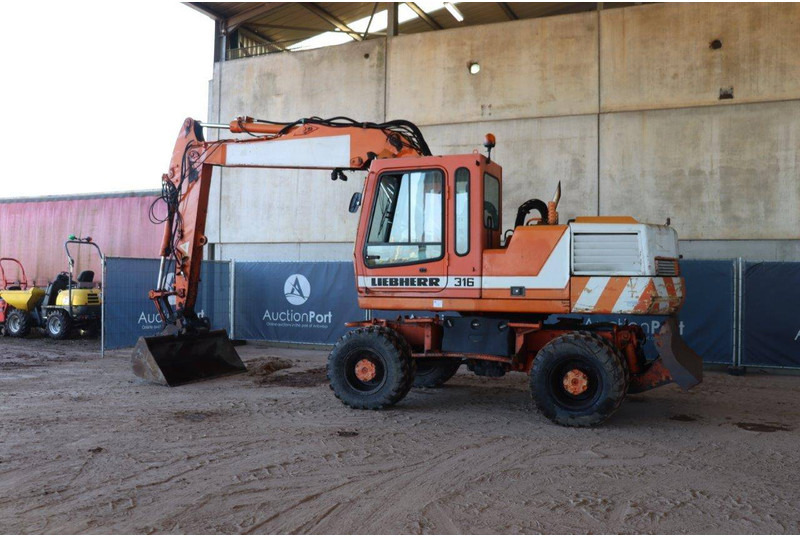 Liebherr A316 - Pelle sur pneus: photos 3 Liebherr A316 - Pelle sur pneus: photos 3
