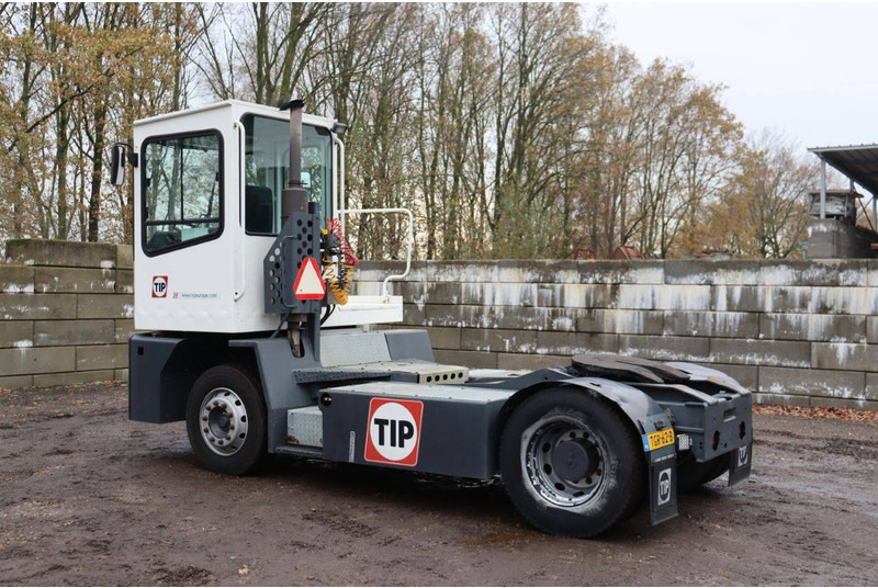 MOL YM 180/4X2 - Tracteur portuaire: photos 3 MOL YM 180/4X2 - Tracteur portuaire: photos 3