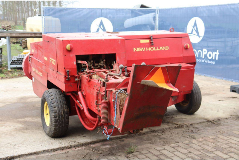 New Holland 370 Hayliner - Presse à balles cubiques: photos 4 New Holland 370 Hayliner - Presse à balles cubiques: photos 4