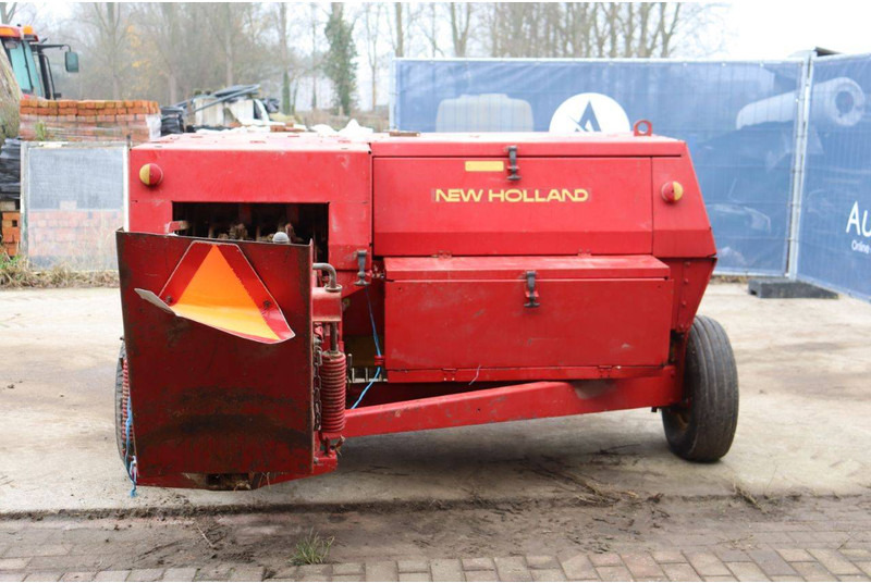 New Holland 370 Hayliner - Presse à balles cubiques: photos 5 New Holland 370 Hayliner - Presse à balles cubiques: photos 5