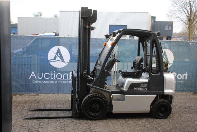 Nissan 25 - Chariot élévateur à gaz: photos 1 Nissan 25 - Chariot élévateur à gaz: photos 1