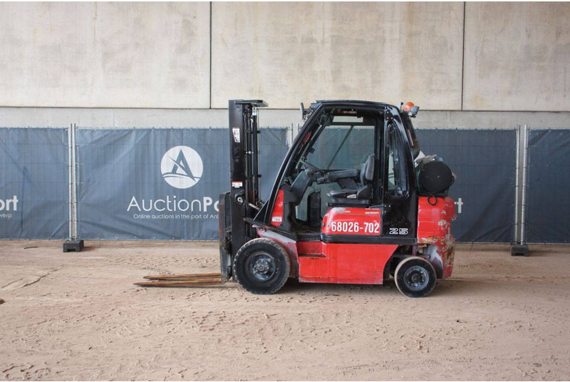 Nissan 25 - Chariot élévateur à gaz: photos 2 Nissan 25 - Chariot élévateur à gaz: photos 2