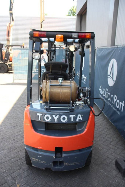 Toyota 02-8FGF18 - Chariot élévateur à gaz: photos 4 Toyota 02-8FGF18 - Chariot élévateur à gaz: photos 4