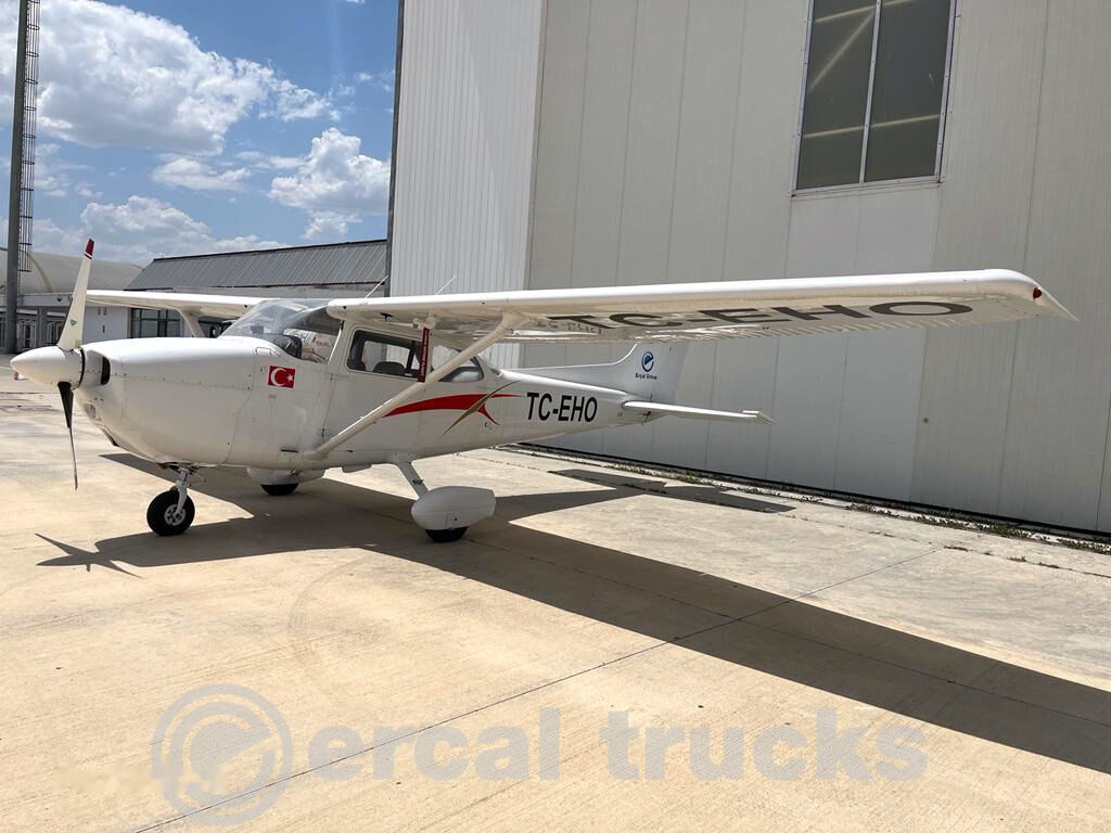 1977 Cessna 172N Diesel TC-EHO Airplane - Équipement aéroportuaire: photos 1 1977 Cessna 172N Diesel TC-EHO Airplane - Équipement aéroportuaire: photos 1