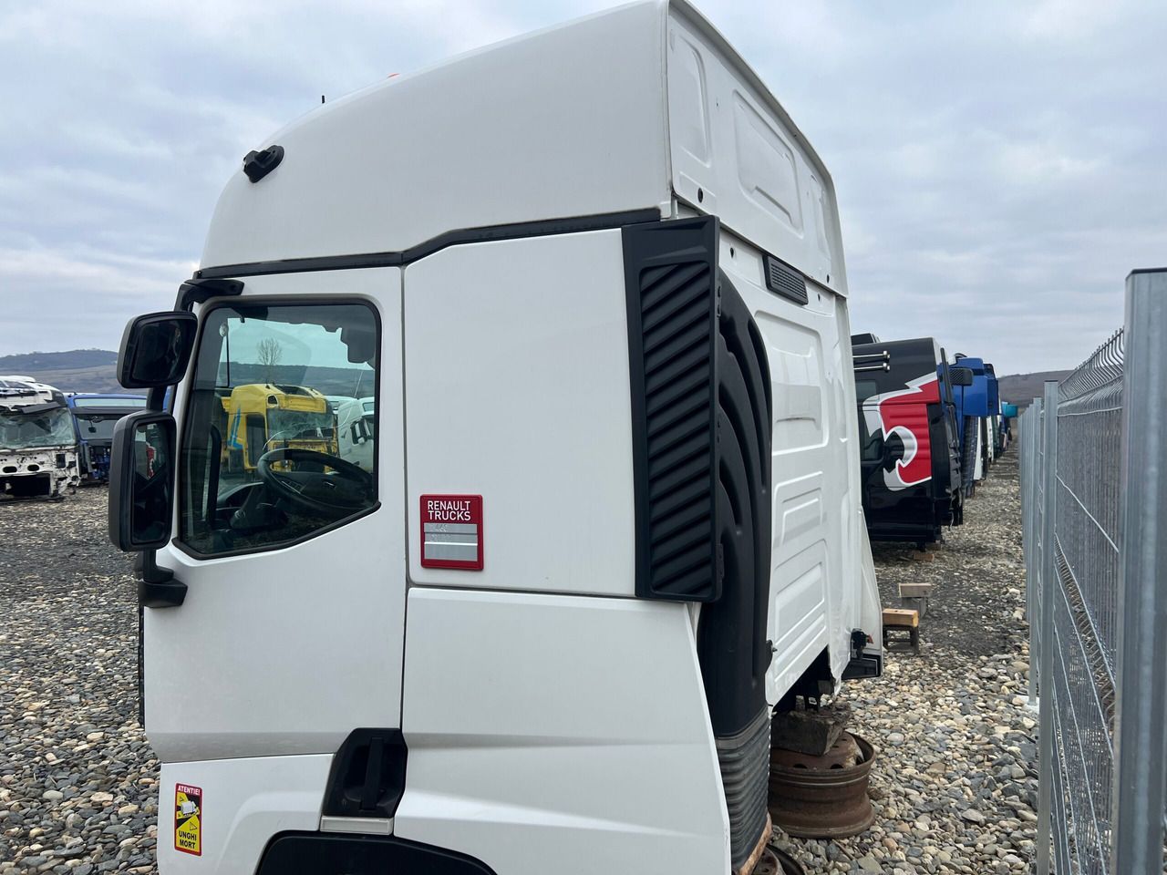 CABINA RENAULT T SLEEPER - Cabine pour Camion: photos 5 CABINA RENAULT T SLEEPER - Cabine pour Camion: photos 5