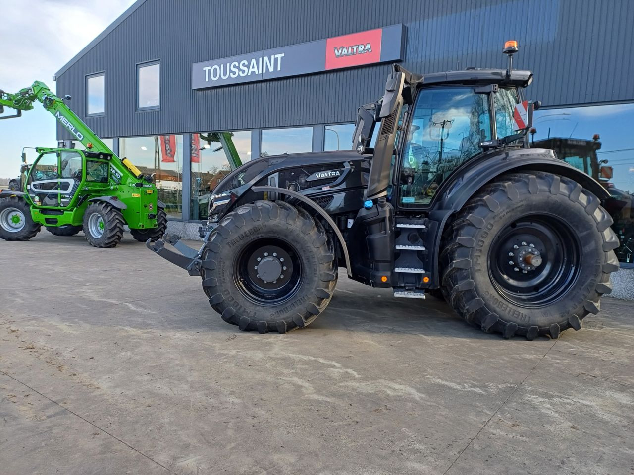 Valtra Q245 - Tracteur agricole: photos 1 Valtra Q245 - Tracteur agricole: photos 1