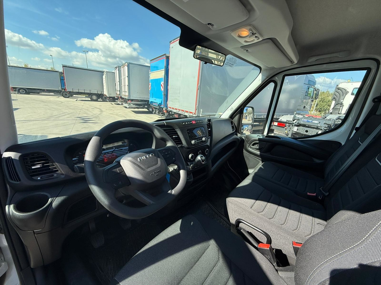 IVECO 35S16 Daily E6 (Open Box) - Fourgon plateau: photos 5 IVECO 35S16 Daily E6 (Open Box) - Fourgon plateau: photos 5