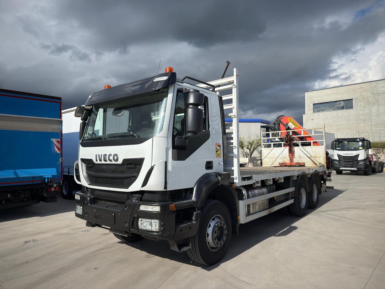 IVECO AD260T45 Trakker E6 (Platform) - Camion plateau, Camion grue: photos 1 IVECO AD260T45 Trakker E6 (Platform) - Camion plateau, Camion grue: photos 1