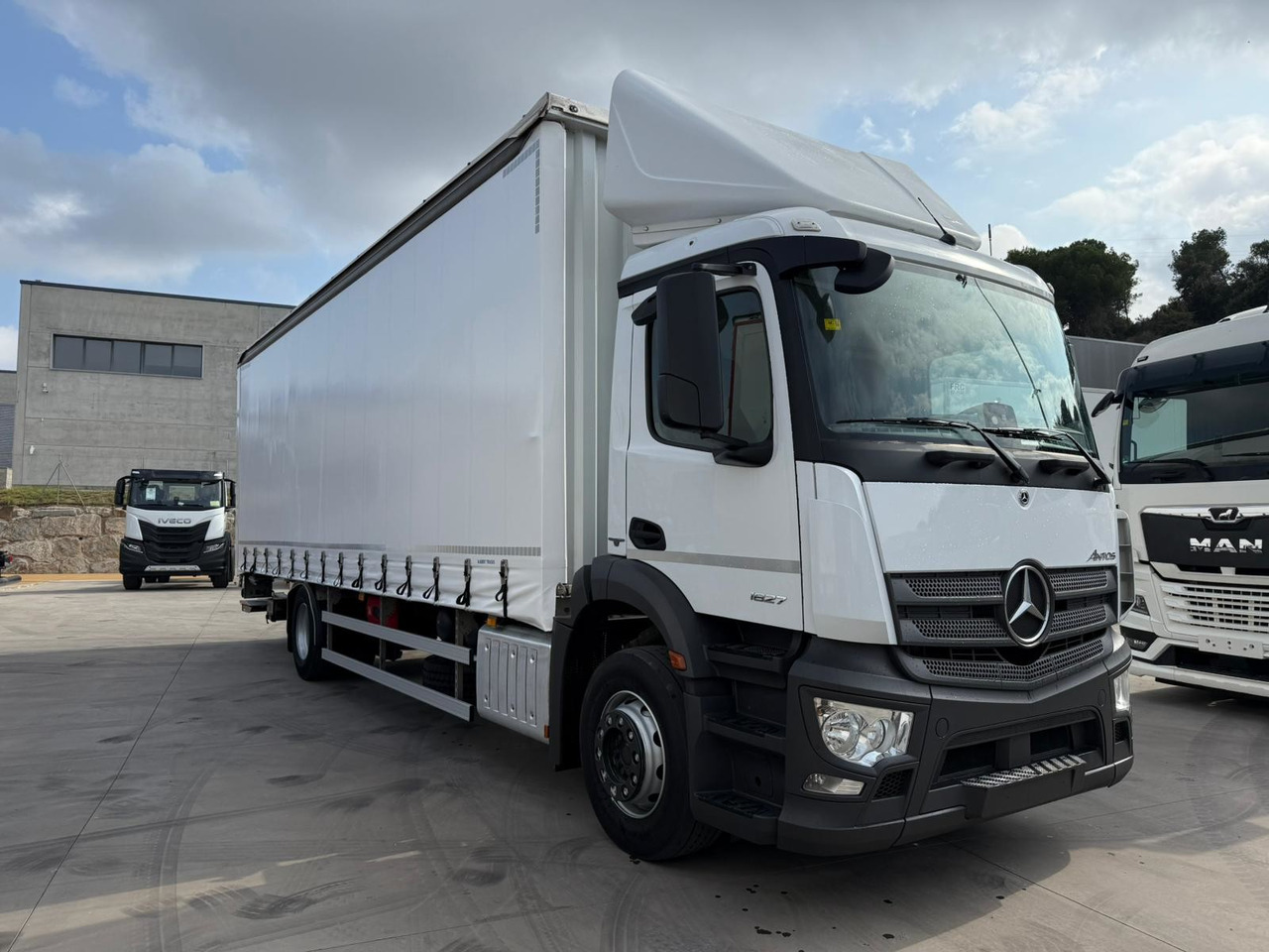 MERCEDES BENZ 18.27 Antos E6 (Tauliner) - Camion à rideaux coulissants: photos 2 MERCEDES BENZ 18.27 Antos E6 (Tauliner) - Camion à rideaux coulissants: photos 2