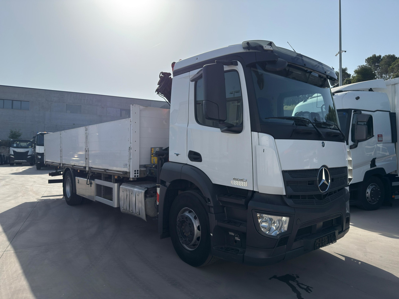 MERCEDES BENZ 18.30 Antos E6 (Platform and Grave) - Camion plateau, Camion grue: photos 2 MERCEDES BENZ 18.30 Antos E6 (Platform and Grave) - Camion plateau, Camion grue: photos 2
