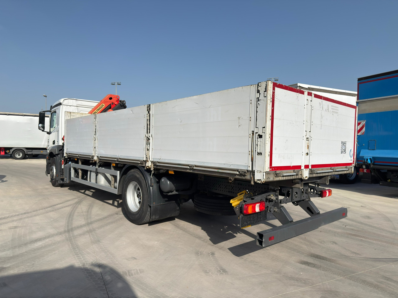 MERCEDES BENZ 18.30 Antos E6 (Platform and Grave) - Camion plateau, Camion grue: photos 4 MERCEDES BENZ 18.30 Antos E6 (Platform and Grave) - Camion plateau, Camion grue: photos 4