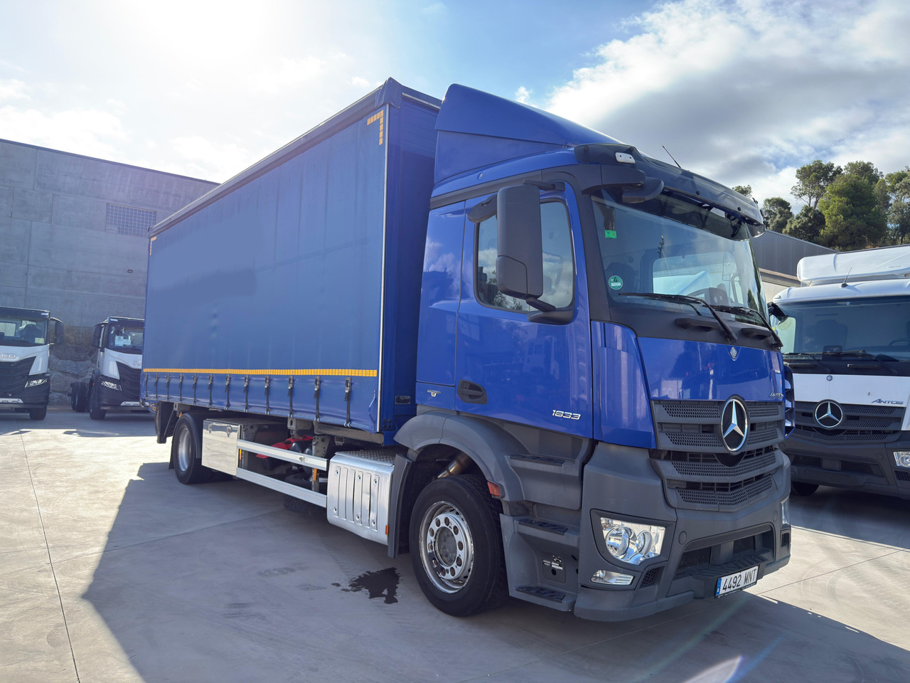 MERCEDES BENZ 18.33 Antos E6 (Self-portable) - Camion à rideaux coulissants: photos 2 MERCEDES BENZ 18.33 Antos E6 (Self-portable) - Camion à rideaux coulissants: photos 2