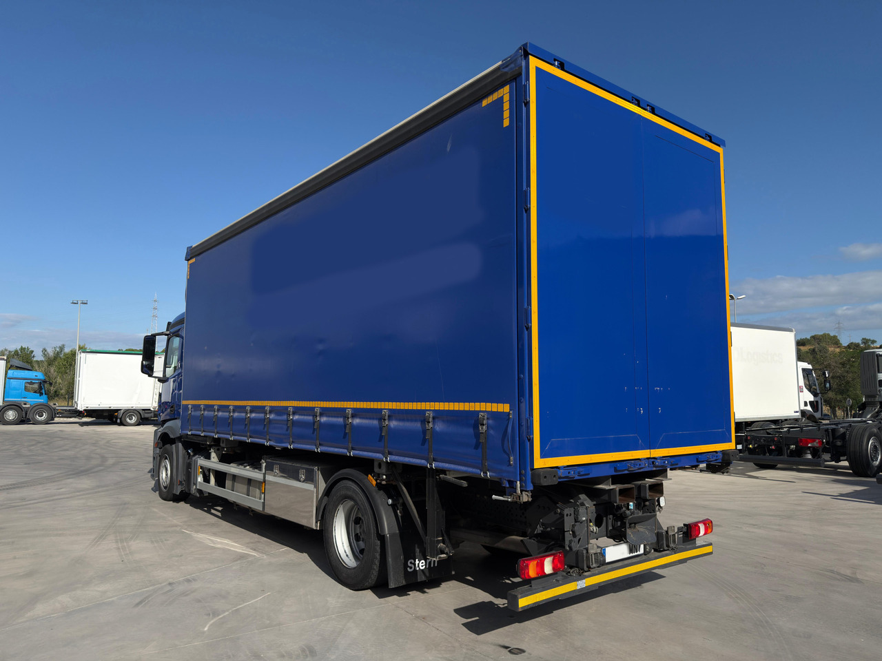 MERCEDES BENZ 18.33 Antos E6 (Self-portable) - Camion à rideaux coulissants: photos 4 MERCEDES BENZ 18.33 Antos E6 (Self-portable) - Camion à rideaux coulissants: photos 4