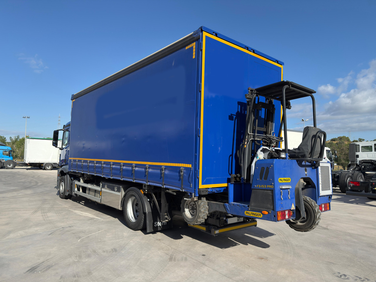 MERCEDES BENZ 18.33 Antos E6 (Self-portable) - Camion à rideaux coulissants: photos 4 MERCEDES BENZ 18.33 Antos E6 (Self-portable) - Camion à rideaux coulissants: photos 4