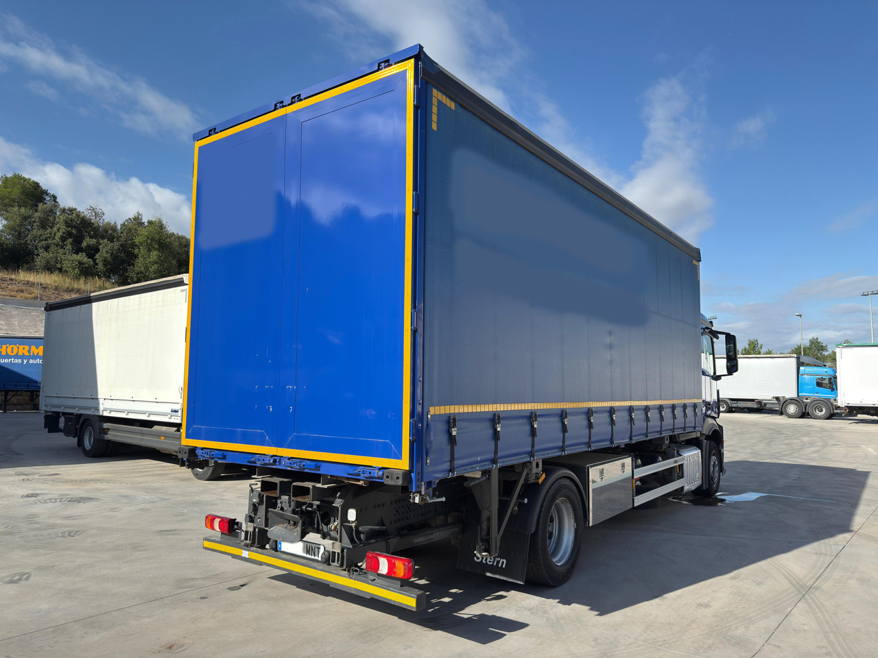 MERCEDES BENZ 18.33 Antos E6 (Self-portable) - Camion à rideaux coulissants: photos 3 MERCEDES BENZ 18.33 Antos E6 (Self-portable) - Camion à rideaux coulissants: photos 3