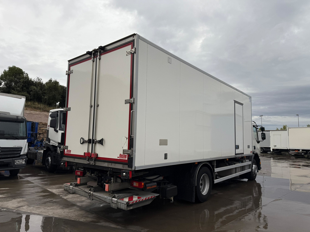 VOLVO FE320 E6 (Refrigerator) - Camion frigorifique: photos 4 VOLVO FE320 E6 (Refrigerator) - Camion frigorifique: photos 4