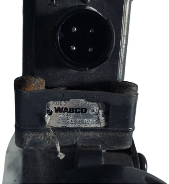 Mercedes-Benz 1824 - Valve: photos 2 Mercedes-Benz 1824 - Valve: photos 2