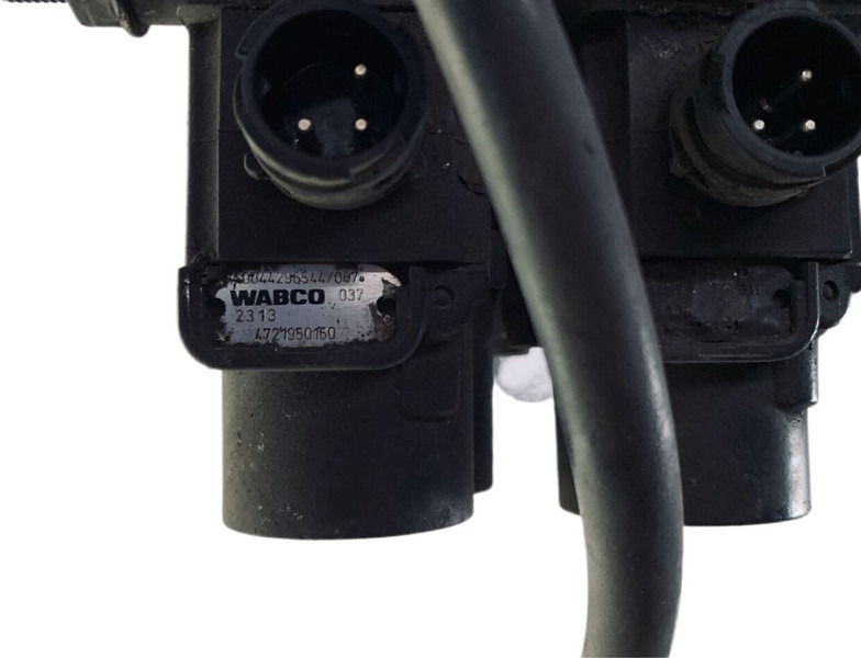 Mercedes-Benz 1824 - Valve: photos 2 Mercedes-Benz 1824 - Valve: photos 2