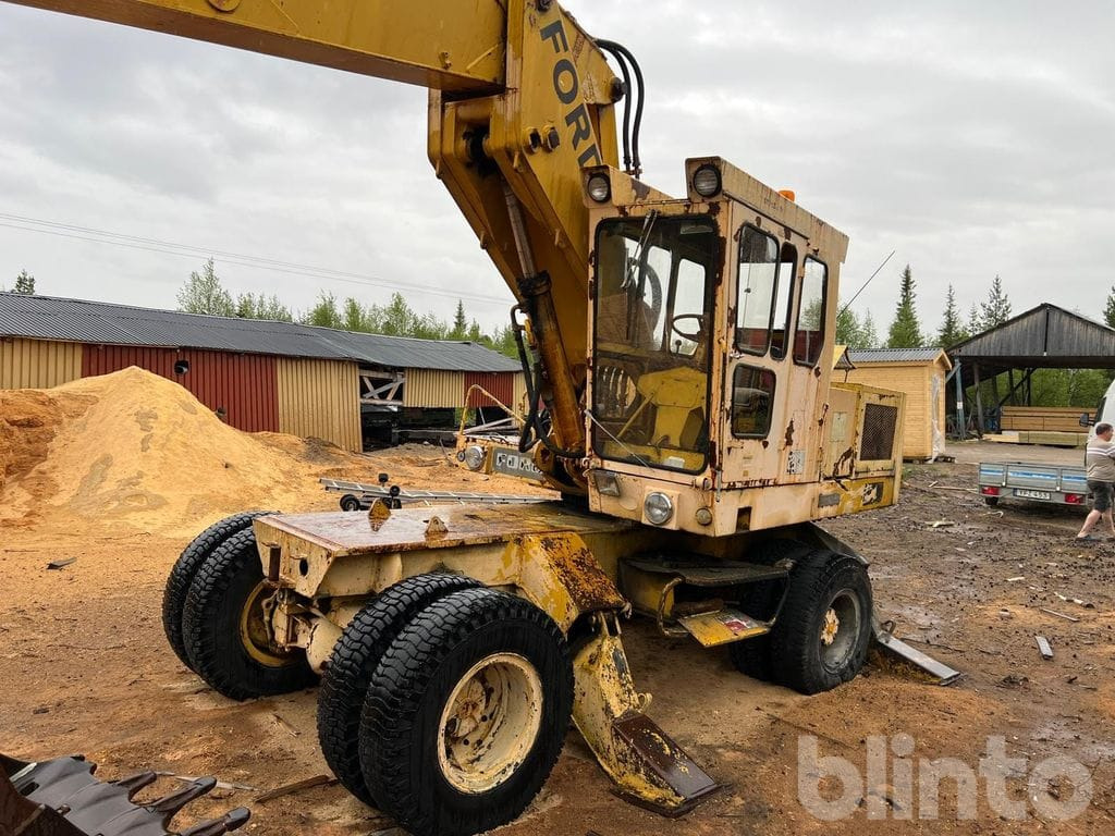 FORD - Pelle sur pneus: photos 1 FORD - Pelle sur pneus: photos 1