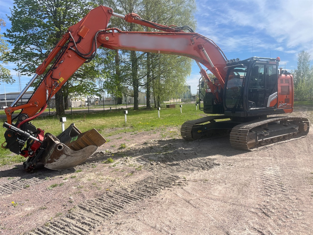 Hitachi ZX225USLC-7 - Pelle sur chenille: photos 2 Hitachi ZX225USLC-7 - Pelle sur chenille: photos 2