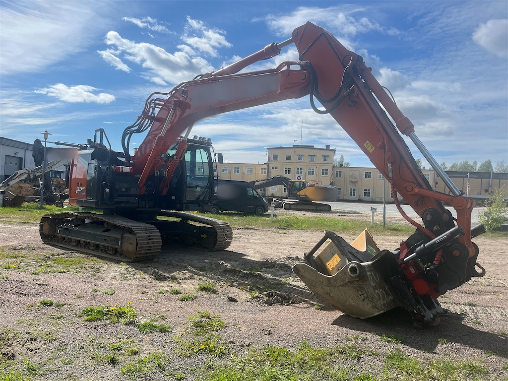 Hitachi ZX225USLC-7 - Pelle sur chenille: photos 5 Hitachi ZX225USLC-7 - Pelle sur chenille: photos 5
