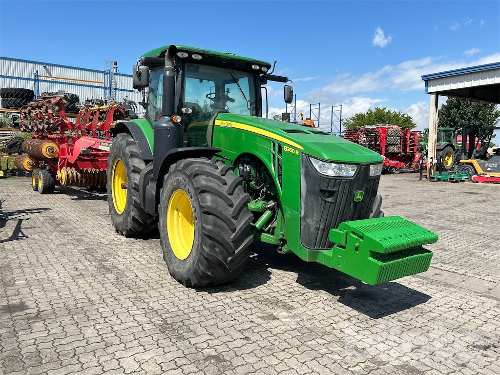 John Deere 8260 R Auto Power (2013) - Tracteur agricole: photos 1 John Deere 8260 R Auto Power (2013) - Tracteur agricole: photos 1