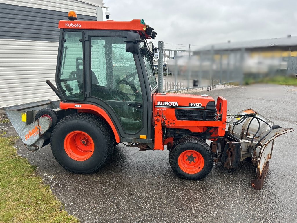 Kubota B2410 4WD med vikplog & sandspridare - Tracteur agricole: photos 5 Kubota B2410 4WD med vikplog & sandspridare - Tracteur agricole: photos 5