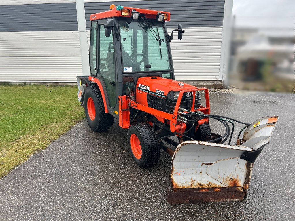 Kubota B2410 4WD med vikplog & sandspridare - Tracteur agricole: photos 4 Kubota B2410 4WD med vikplog & sandspridare - Tracteur agricole: photos 4