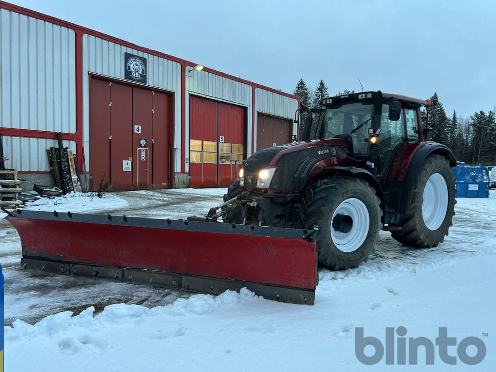Valtra T213 med plogutrustning - Tracteur agricole: photos 1 Valtra T213 med plogutrustning - Tracteur agricole: photos 1