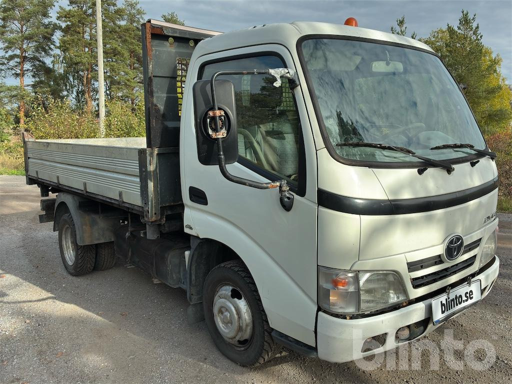 TOYOTA DYNA 150 - Véhicule utilitaire: photos 3 TOYOTA DYNA 150 - Véhicule utilitaire: photos 3