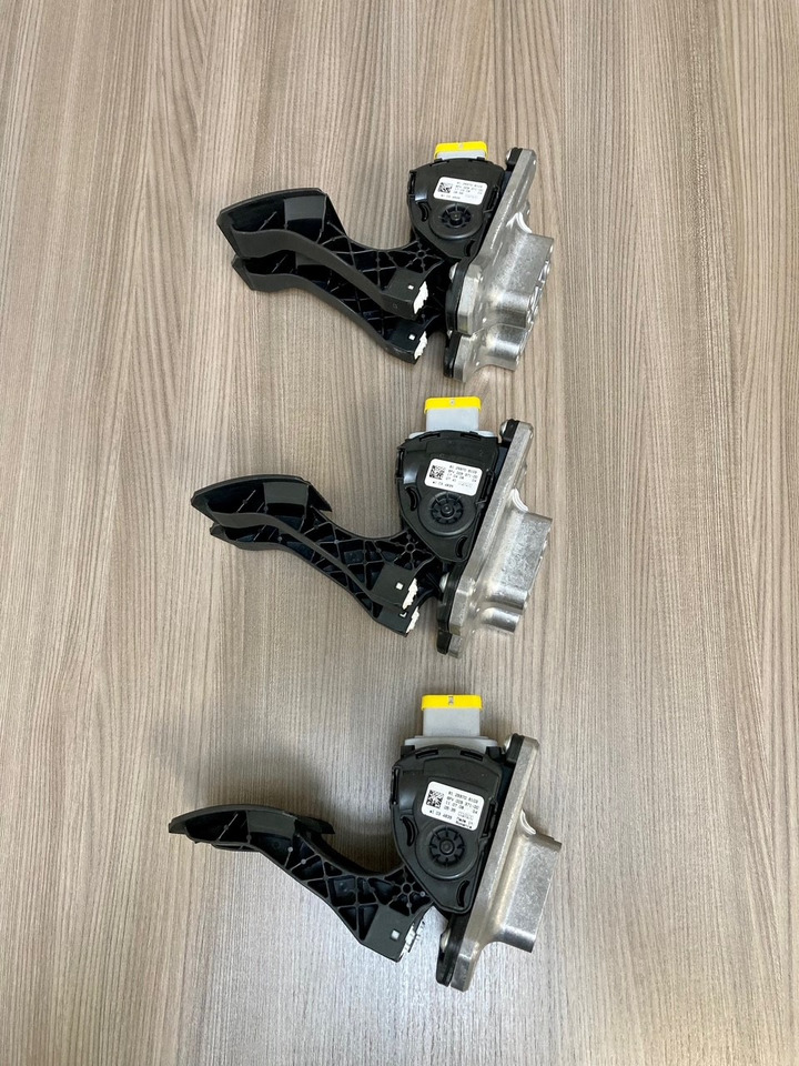 SENSORE POSIZIONE DEL PEDALE - MAN 81259706103 - HELLA 6PV 009 371-00 / 6PV 009 371-711 - Pédale pour Camion: photos 1 SENSORE POSIZIONE DEL PEDALE - MAN 81259706103 - HELLA 6PV 009 371-00 / 6PV 009 371-711 - Pédale pour Camion: photos 1