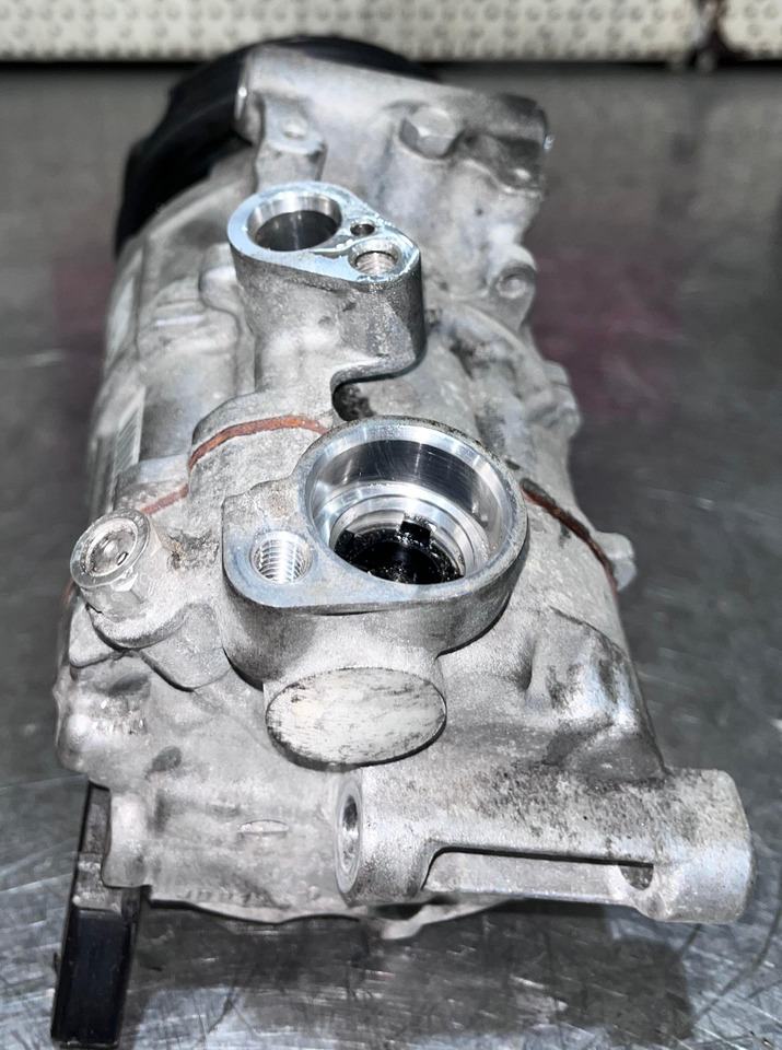 AUDI A/C Compressor 8W5816803 - Compresseur de climatisation: photos 2 AUDI A/C Compressor 8W5816803 - Compresseur de climatisation: photos 2