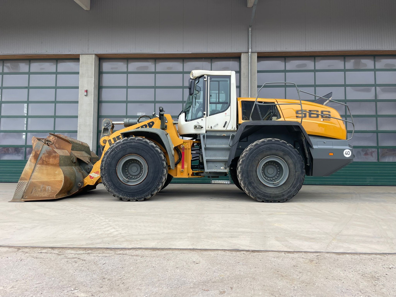 Liebherr L566 - Chargeuse sur pneus: photos 1 Liebherr L566 - Chargeuse sur pneus: photos 1