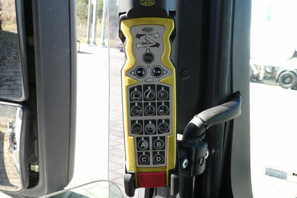 MAN TG-S 35.480 8x4 BL Abrollkipper mit Kran Penz-15L9.80+Meiller RK 30.60L Lenk-Lift Achse - Camion ampliroll, Camion grue: photos 3 MAN TG-S 35.480 8x4 BL Abrollkipper mit Kran Penz-15L9.80+Meiller RK 30.60L Lenk-Lift Achse - Camion ampliroll, Camion grue: photos 3