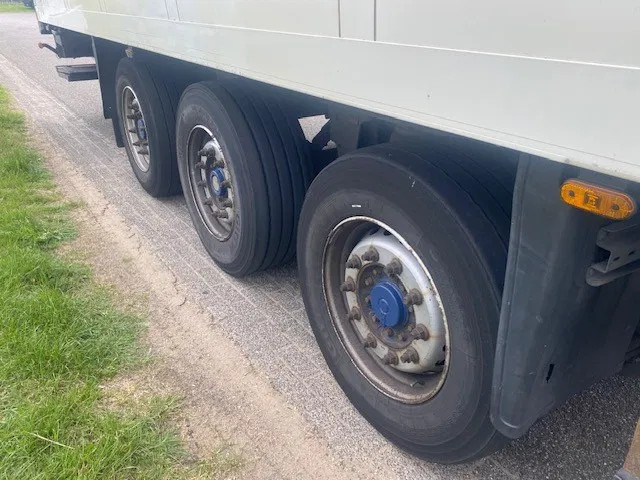 Schmitz Cargobull sko koelvries met carrier vector motor, saf assen disc brakes, 2 x lift , tuv gultig - Semi-remorque frigorifique: photos 4 Schmitz Cargobull sko koelvries met carrier vector motor, saf assen disc brakes, 2 x lift , tuv gultig - Semi-remorque frigorifique: photos 4