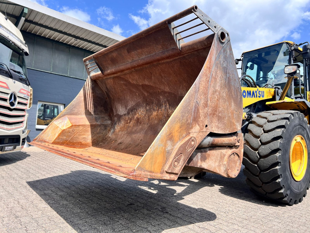 Komatsu WA 380-7 A Hochkippschaufel 4,5m³ Schnellwechsle - Chargeuse sur pneus: photos 1 Komatsu WA 380-7 A Hochkippschaufel 4,5m³ Schnellwechsle - Chargeuse sur pneus: photos 1
